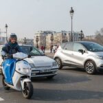 I Paris ska dieselmotorer förbjudas. Myndigheterna vill istället se alternativ som cyklar och eldrivna hyrmopeden Cityscoot. Foto: Nicolas Kovarik/IP3/Getty Images