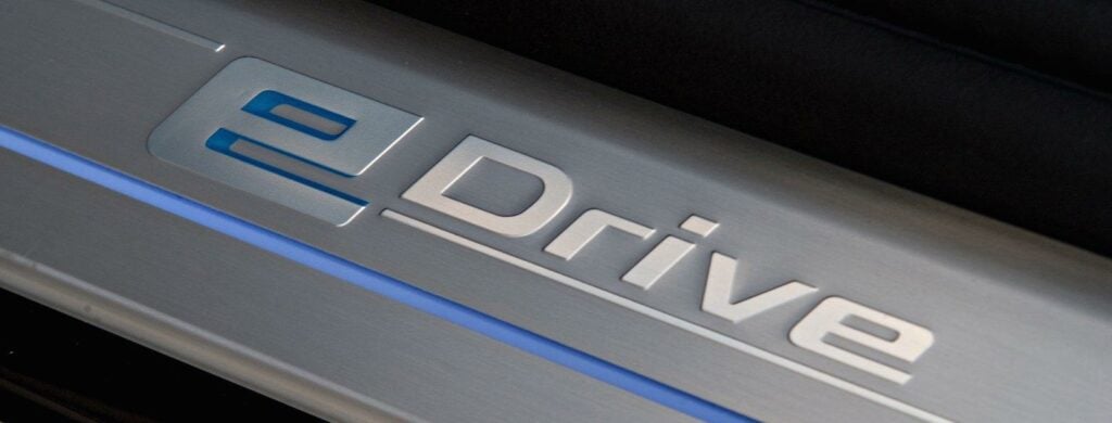 BMW I Drive-logon på sidan av en bil (AI text)