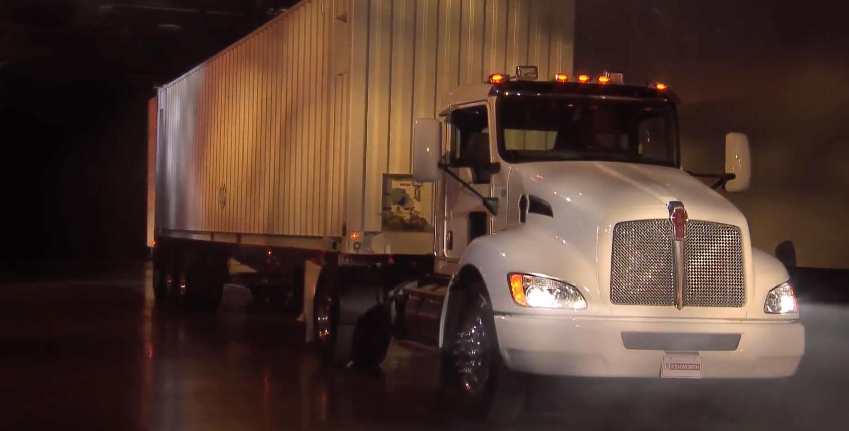 En lastbil kör genom en mörk tunnel. (AI text)