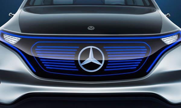 Mercedes-Benz-konceptbil med en blå ljusstrimma på grillen. (AI text)