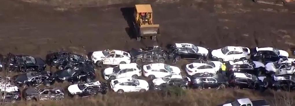 En sorglig samling av nya, skrotade BMW-suvar efter tågolyckan i USA.