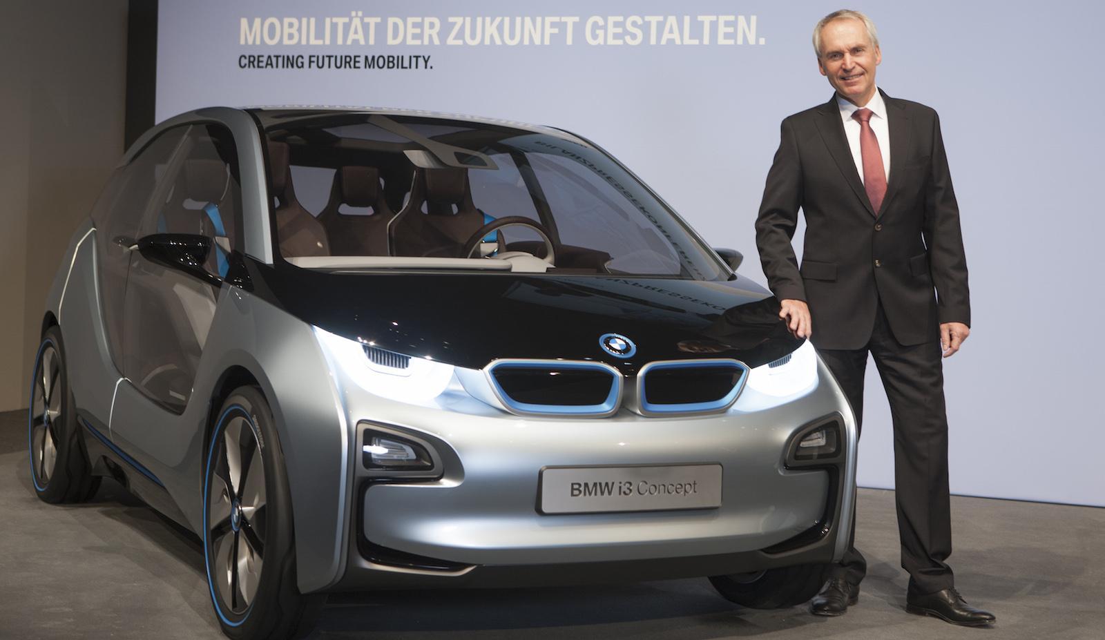 Det är batterikostnaden som pressar ned vinstmarginalen på elbilar, enligt ekonomichefen Friedrich Eichiner, men BMW ger inte upp – snart kommer flera nya elbilsmodeller.