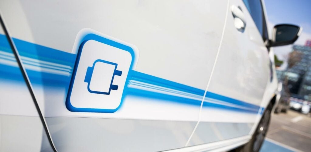 Om det nya materialet bara är en bråkdel så effektivt som forskarna tror kan elbilar snart laddas på någon minut. Foto: Bigstockphoto