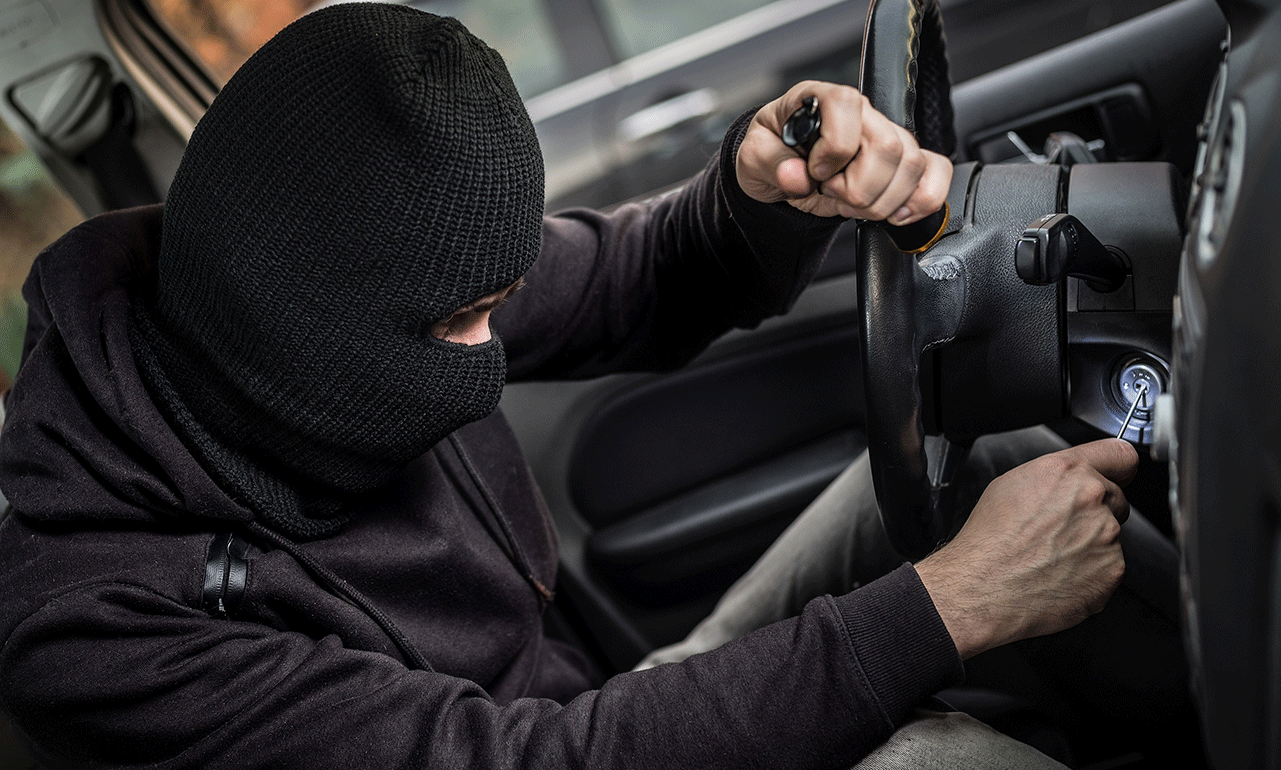 En man i mask klär sig av med en bil. (AI text)