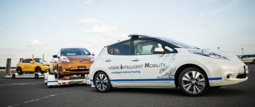 En Nissan Leaf körs av en förare. (AI text)