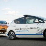 En Nissan Leaf körs av en förare. (AI text)