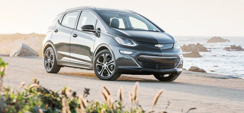 En Chevrolet Bolt EV parkerad på en strand. (AI text)