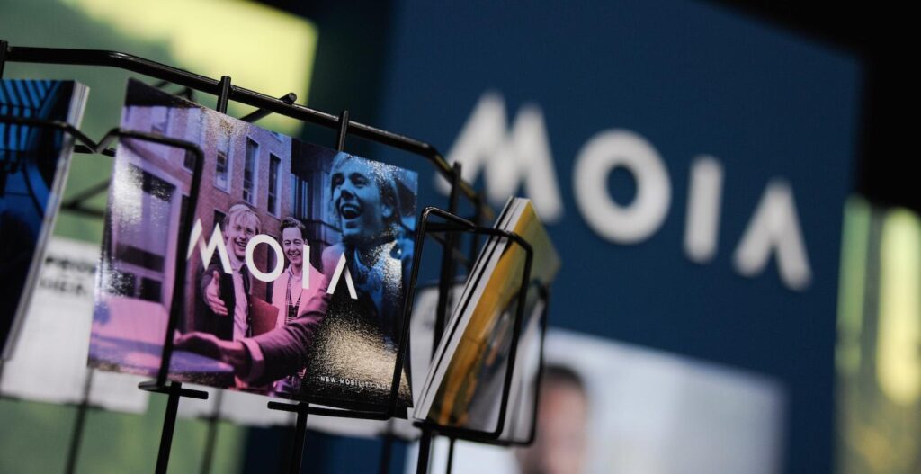 En ligger utställd på en hylla. (AI text)