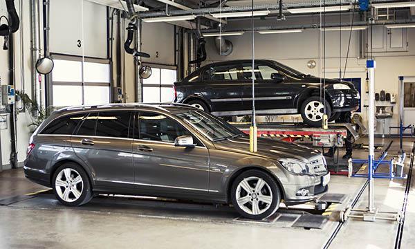 En bil repareras i en garage. (AI text)