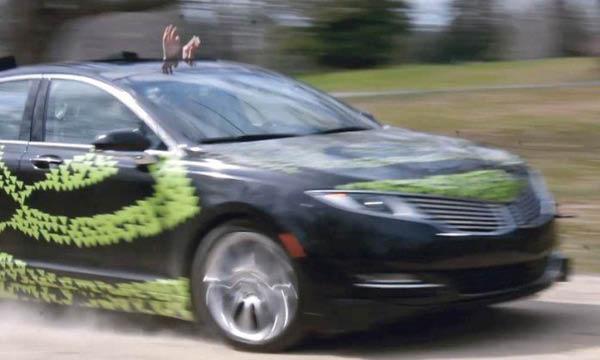 En Lincoln MKX kör längs en stigande jordväg. (AI text)