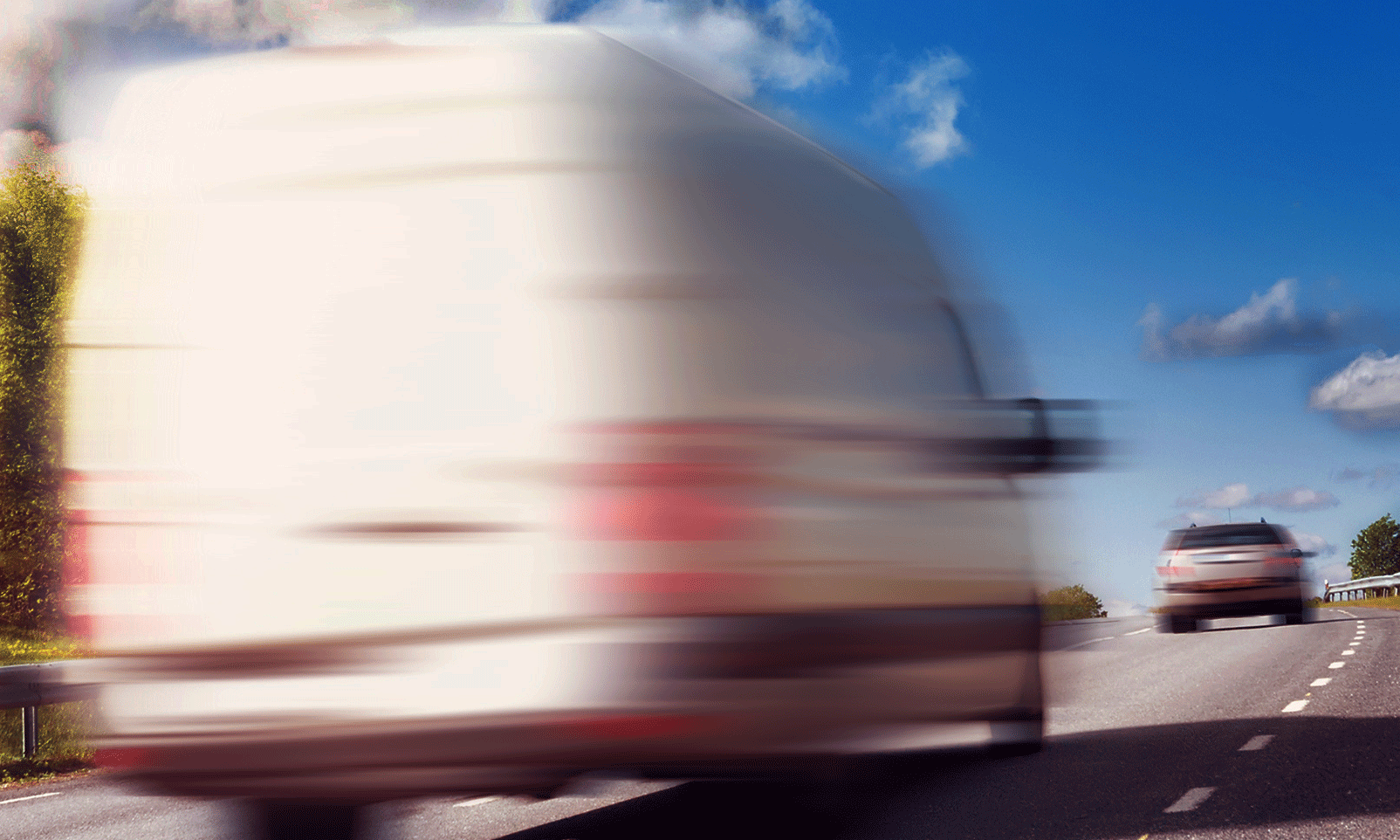 En bil kör längs en motorväg. (AI text)