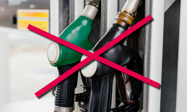 En bil står parkerad vid en bensinstation med en skylt som säger ingen bensin. (AI text)