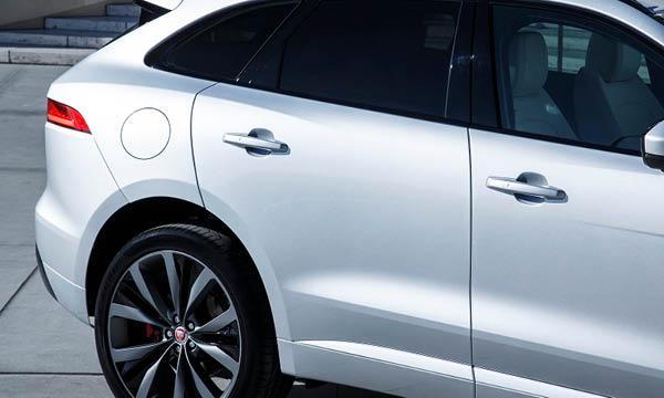 En Jaguar Pacé står parkerad på en gata. (AI text)