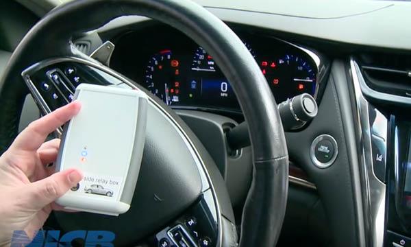 En person använder en smartphone för att styrta bilen. (AI text)