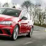Volkswagen Golf GTI Clubsport S byggs för att fira GTI-modellens 40-årsjubileum. Originalet från 1976 till höger i bild.
