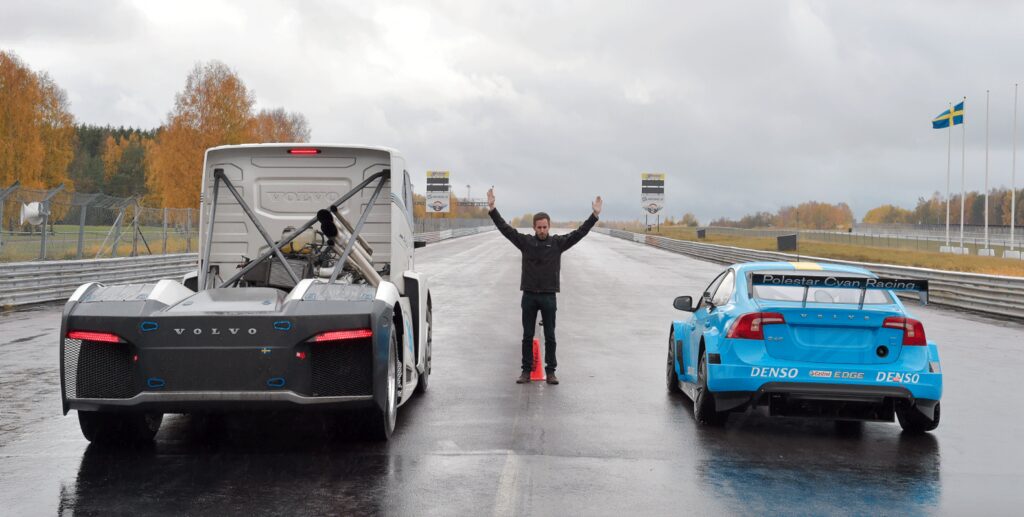 Kolla in duellen mellan Iron Knight och Volvo S60 Polestar WTCC.