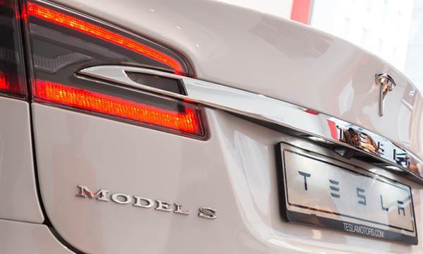 Tesla Model S sedan på Tesla-motorvisningen i Shanghai, Kina. (AI text)