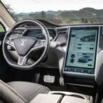 interiören av en Tesla Model S (AI text)