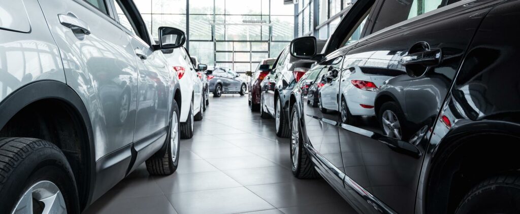 Det rullar fortfarande ut betydligt fler fossilbilar än elbilar från svenska bilhallar. Foto: Bigstockphoto