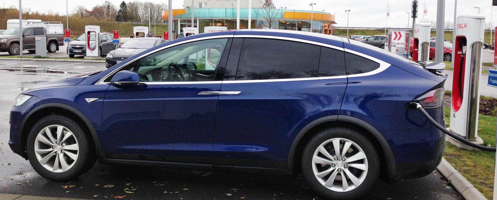 Teslas laddstolpar är oftast placerade vid stora vägar (som på bilden) men Toftaholms Herrgård ligger mer lantligt. Foto: Mikael Johnsson