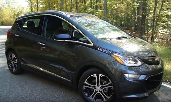 En Chevrolet Bolt EV parkerad vid en landsväg (AI text)