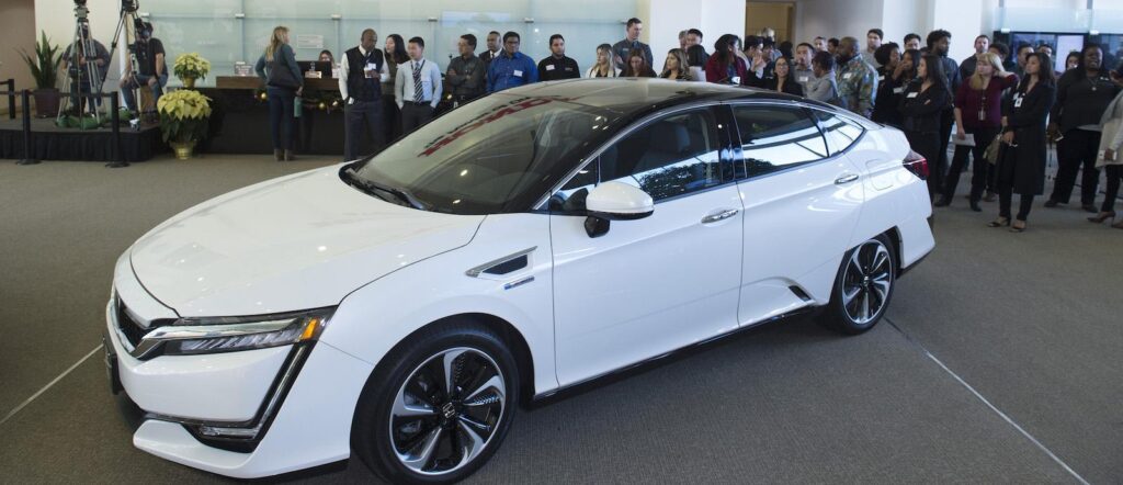 En Honda Clarity EV visas upp på en bilmesse. (AI text)