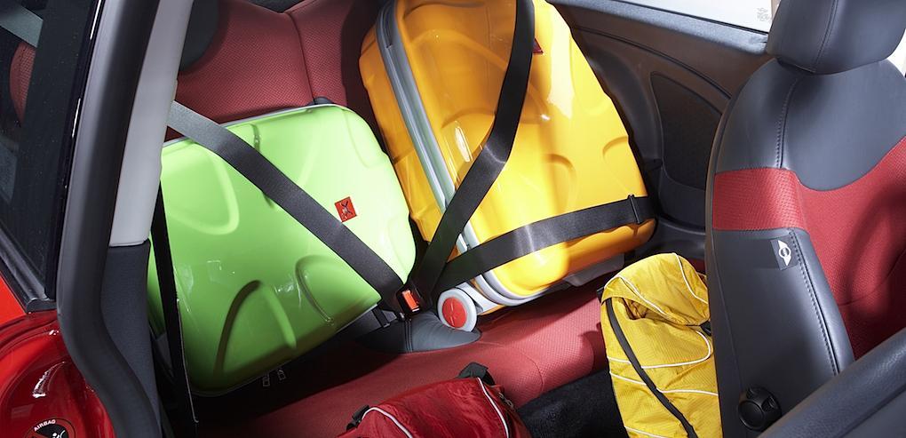 En bil med säkerhetsbälte och bagage i bakluckan. (AI text)