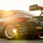 En Tesla Model S parkerad på banan. (AI text)