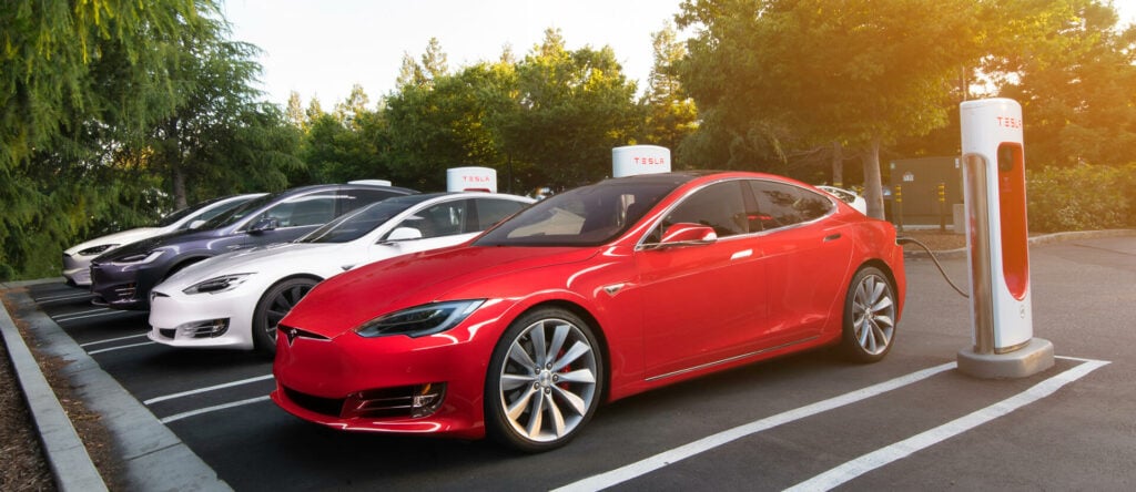 Teslaägare som inte hämtar upp sin bil när den är färdigladdad på en Supercharger tvingas snart betala "straffavgift". Foto: Tesla
