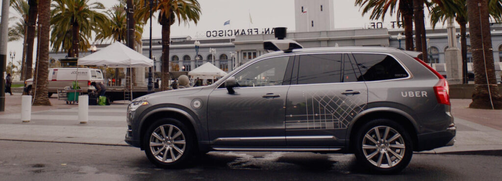 En Volvo XC90 SUV parkerad framför ett byggnad. (AI text)