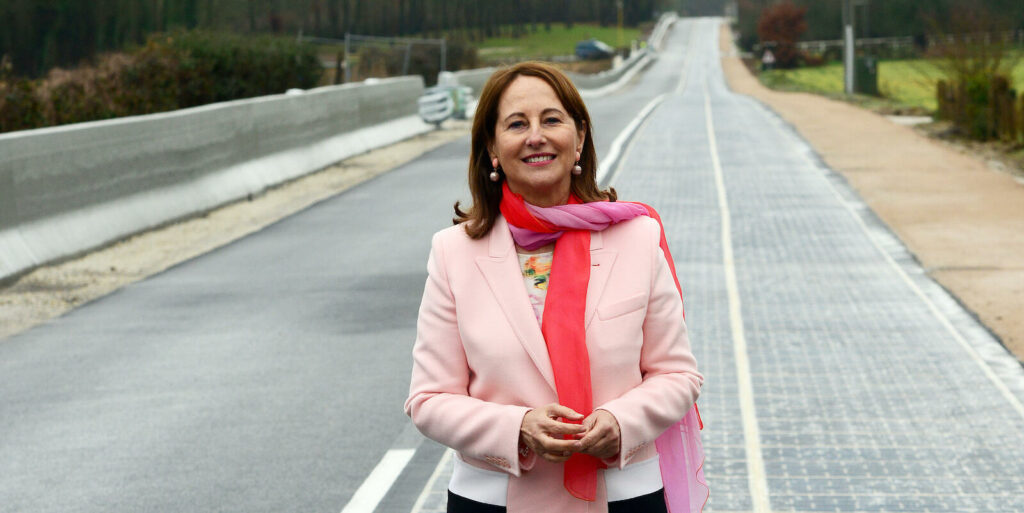Den nya solpanelsvägen invigdes längs en sträcka i Normandie av Frankrikes miljö- och energiminister Ségolène Royal. Foto: Getty Images