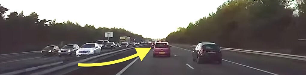 Bilen längre fram skymtar bara, men det räcker för att Autopilot vid 16:01,32 ska inleda inbromsningen, automatiskt.