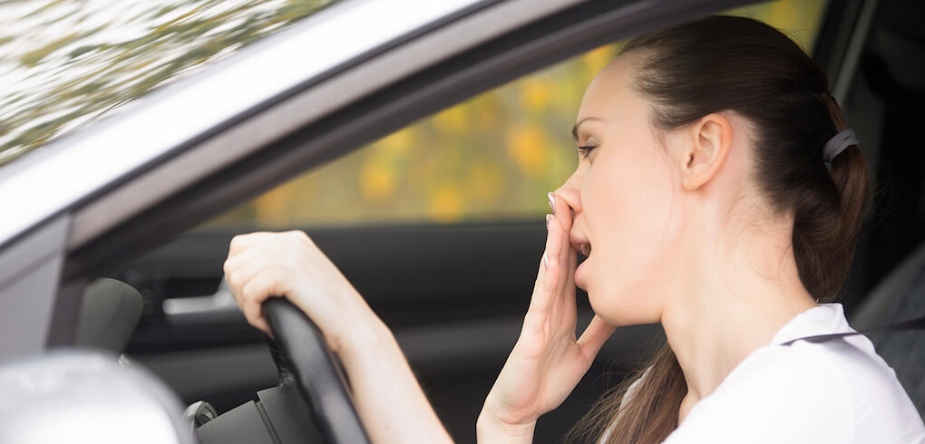 Lite trött, sovit dåligt? Det kan vara lika farligt bakom ratten som att ha en olagligt hög promillehalt av alkohol. Foto: Bigstock.