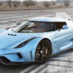 En blå sportbil kör på en start- och landningsbana. (AI text)