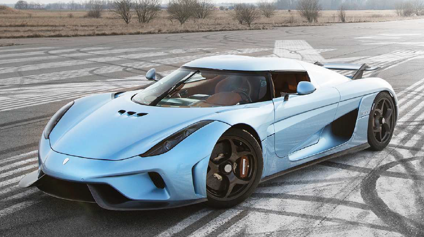 En blå sportbil kör på en start- och landningsbana. (AI text)