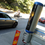 En bil står parkerad på en gata. (AI text)