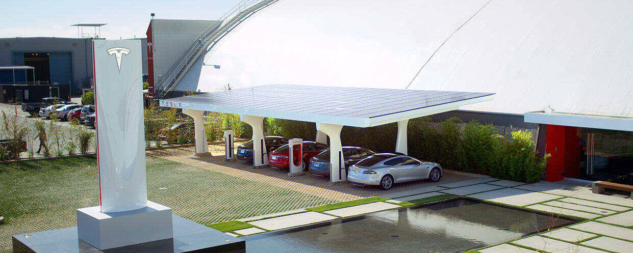 Det är fortfarande få Supercharger-stationer som drivs av solenergi, men det ska bli fler när tredje generationen Supercharger visas upp.