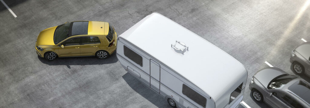 En bil står parkerad i en parkeringsplats. (AI text)