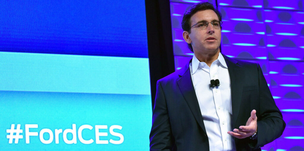 Trots att flera konkurrenter har kommit långt i utvecklingen och lanseringen av elbilar med lång räckvidd vill Fordchefen Mark Fields att företaget ska bli ledande inom elbilar.