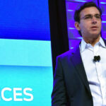 Trots att flera konkurrenter har kommit långt i utvecklingen och lanseringen av elbilar med lång räckvidd vill Fordchefen Mark Fields att företaget ska bli ledande inom elbilar.