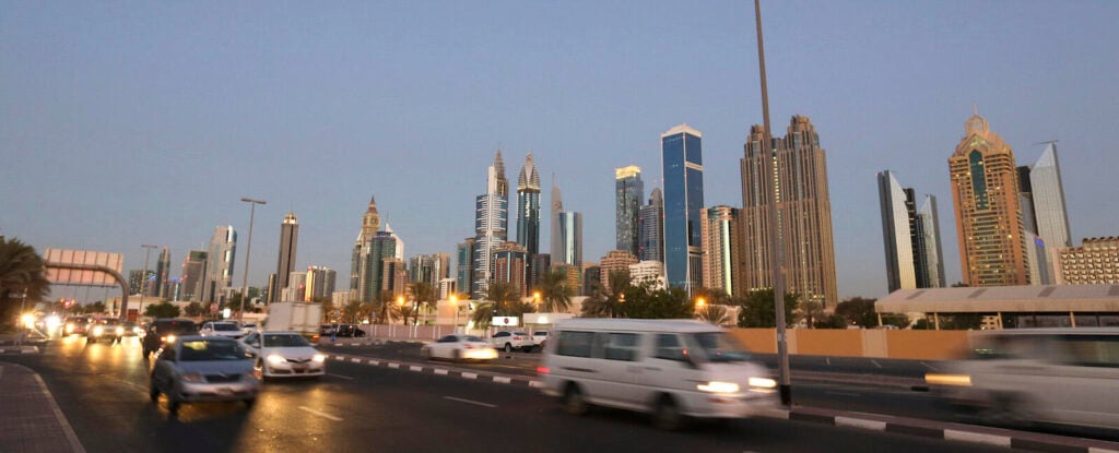 Flera europeiska städer ska på något sätt förbjuda viss trafik för att minska utsläppen. Dubai satsar på laddstolpar och "gröna" parkeringsplatser för att locka fler att gå över till eldrift. Foto: Getty Images