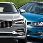 Bilar kör längs vägen. (AI text)