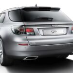 En silverfärgad bil med bakre vy. (AI text)