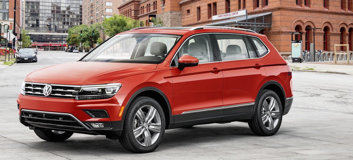 En röd Volkswagen Tiguan parkerad på en stadsgata (AI text)