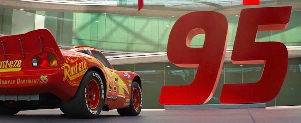 En röd bil visas upp i ett byggnad. (AI text)