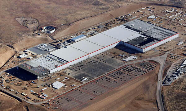 En drönare flyger över Teslas fabrik i San Diego, Kalifornien. (AI text)