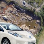 En Nissan Leaf parkerad vid en vägkant. (AI text)