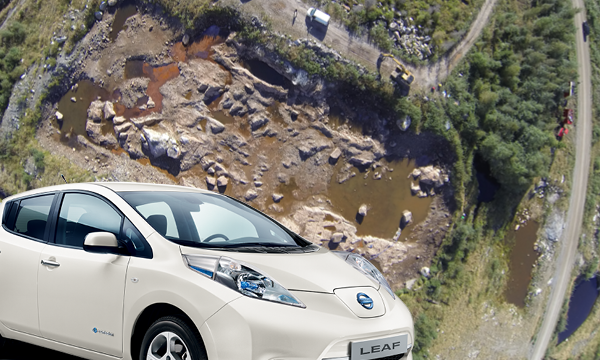 En Nissan Leaf parkerad vid en vägkant. (AI text)
