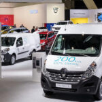 En grupp personer på en bilmesse (AI text)