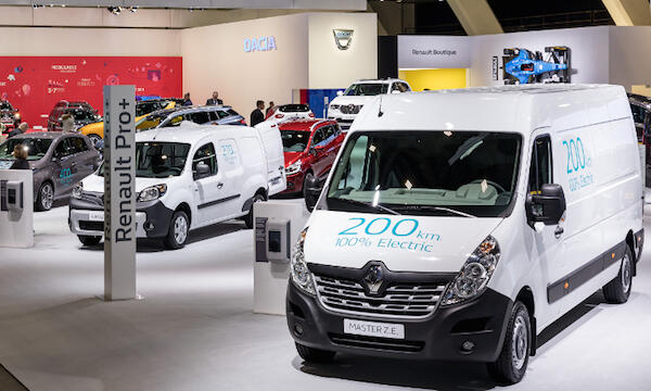 En grupp personer på en bilmesse (AI text)